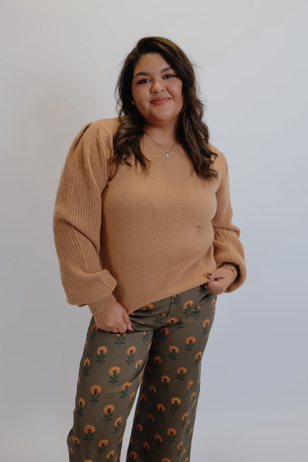 Suéter de punto caramelo con mangas abullonadas