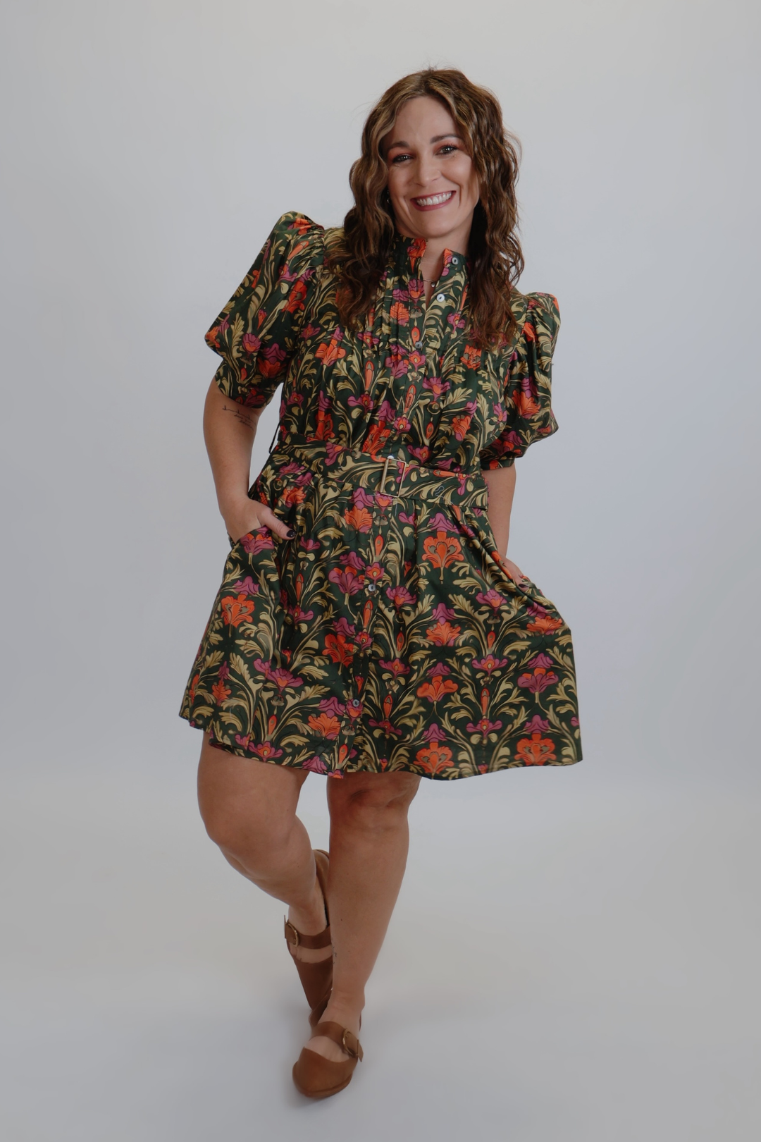 Minivestido con cinturón y encanto de jardín