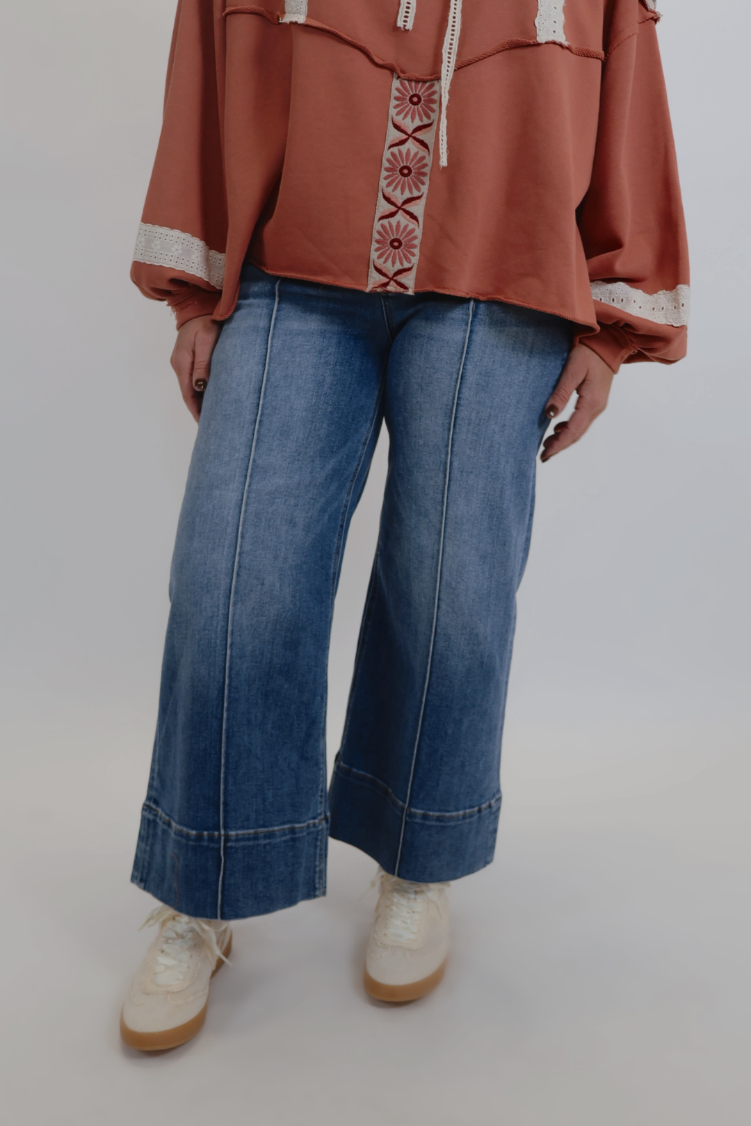 Vaqueros de pierna ancha con fruncido de Lola