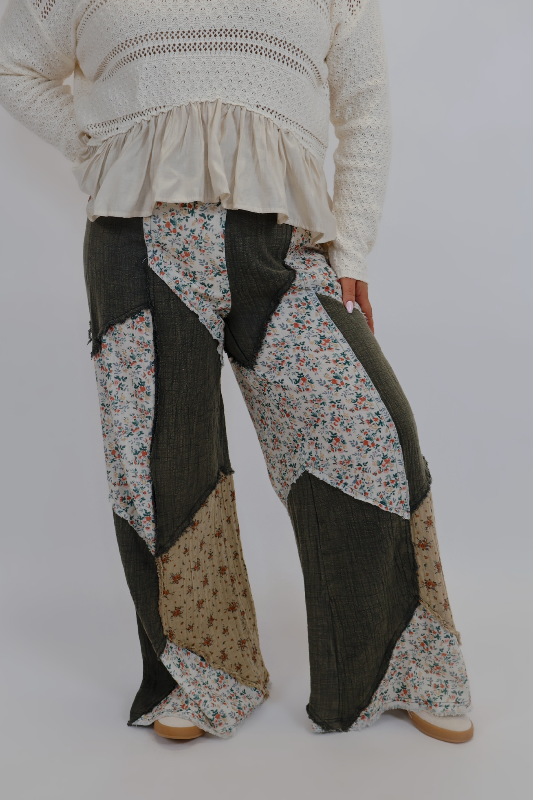 Pantalones de gasa con parches florales