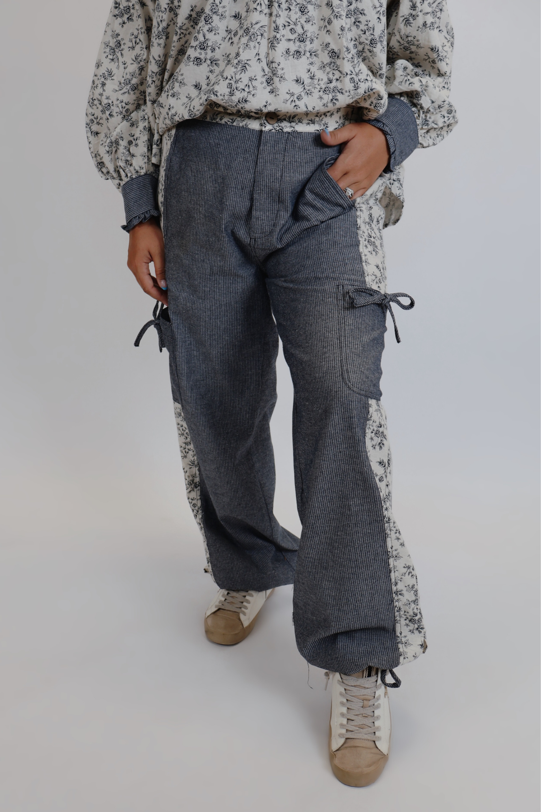 Pantalones cargo con parches de pétalos